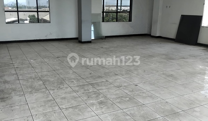 Gudang Plus Kantor Butuh Renov di Moc Toha