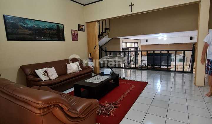 Rumah dengan Taman Luas di Sayap Dago Rumah dengan Taman Luas di Sayap Dago