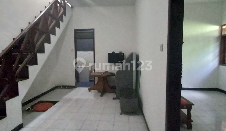 Rumah 2 Lantai Butuh Renovasi di Gang Luna