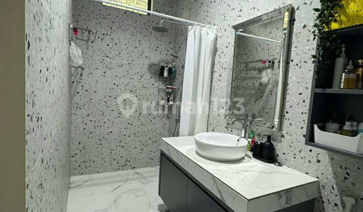 Dijual cepat Rumah Hoek 2 Lantai Kondisi bagus full furnished siap huni di The Green BSD City, dekat Pos Security 2