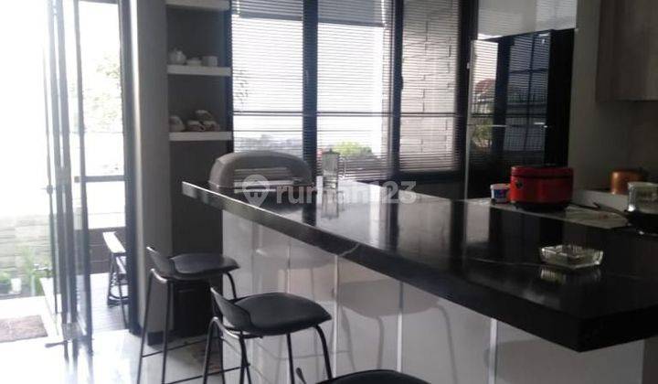 dapur rumah 3 lantai di taman