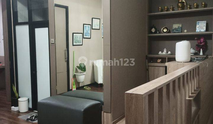 ruang keluarga rumah 3 lantai di taman