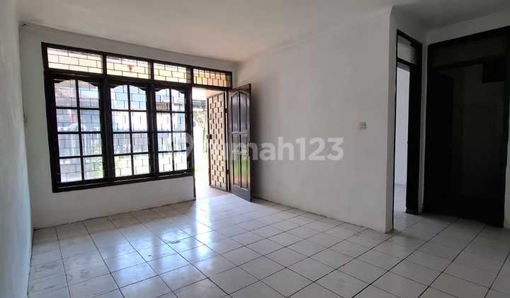 Spacious House Suitable for Business, Strategic Location in Kopo Permai Area. 1