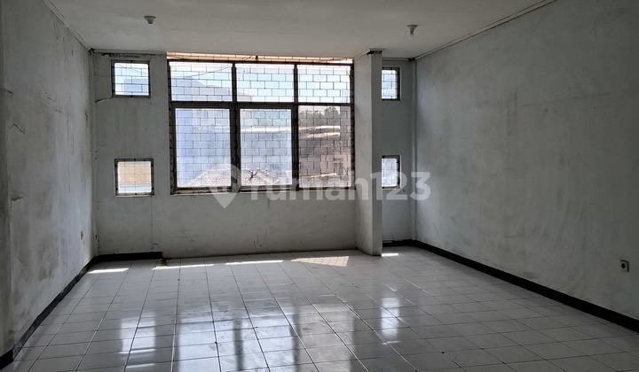 Newly Renovated Shop House for Rent, Strategic Location, Busy Astana Anyar. 2