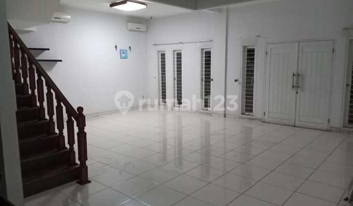 Disewa Rumah Semi Furnished Jalan Pulo Asem 2
