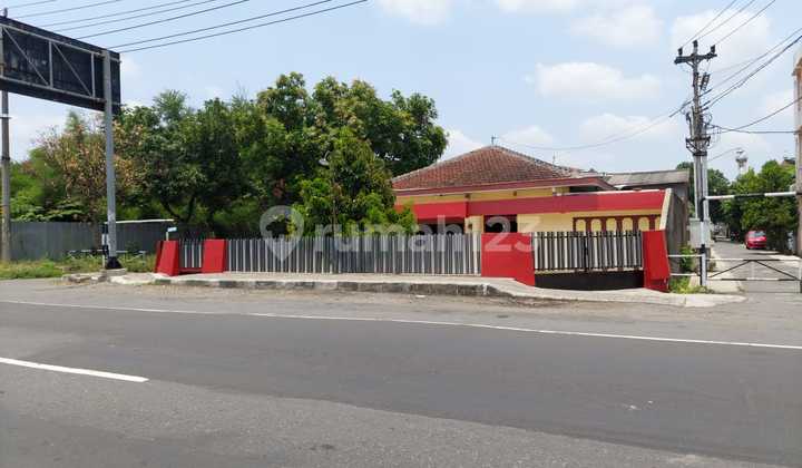 Strategic House on Jl. Soeharso, Solo City, suitable for business 2