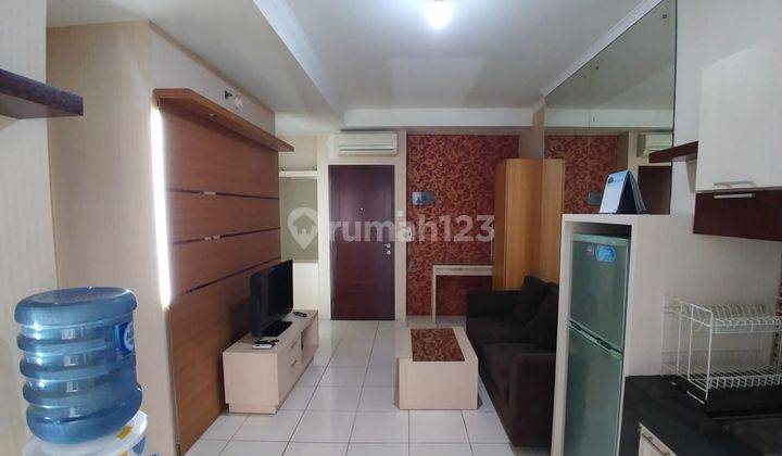 ruang tamu apartemen mediterania garden 2 tower