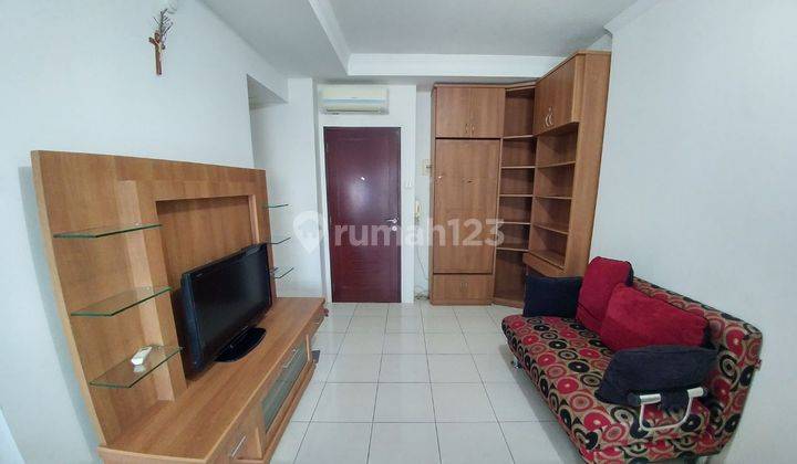 ruang tamu apartemen mediterania garden 2 tipe