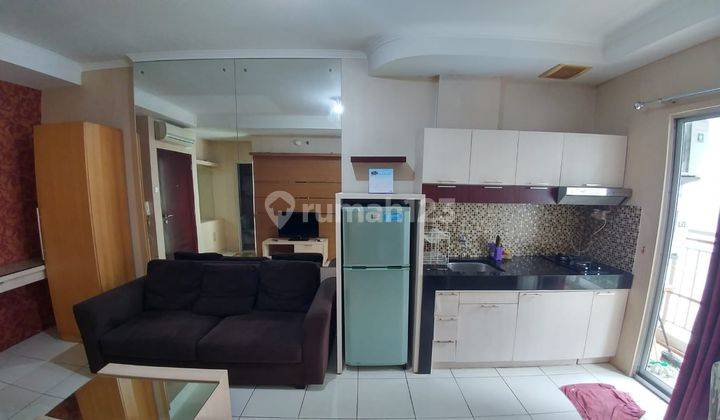 ruang tamu apartemen mediterania garden 2 tower
