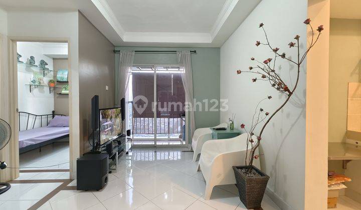 ruang keluarga apartemen mediterania garden 2 tipe