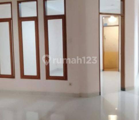 Rumah Bagus Hadap Timur Disewakan di Singgasana  2