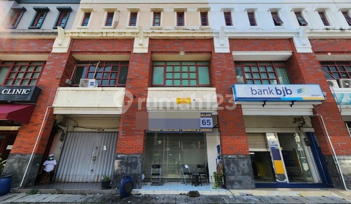 For Rent: 3.5-Story Shop House on Jalan Pluit Sakti Raya, North Jakarta For Rent: 3.5-Story Shop House on Jalan Pluit Sakti Raya, North Jakarta