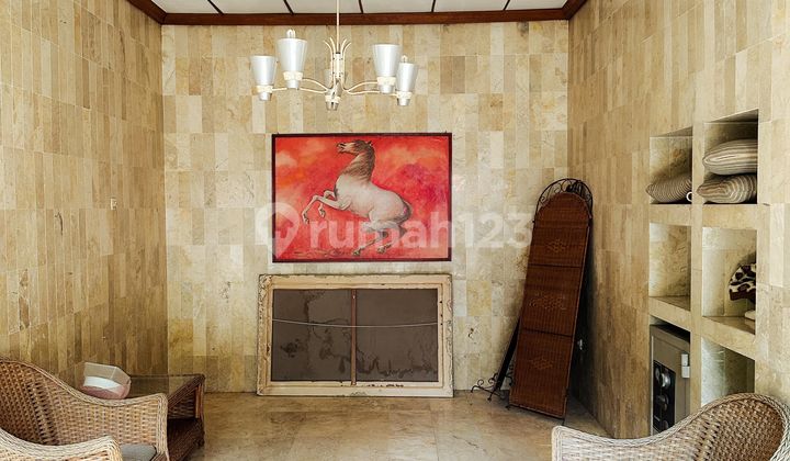 Rumah Full Furnished Luas dan Asri Kawasan Setiabudi