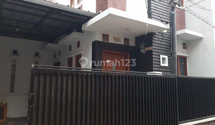 Rumah terawat 2 lantai banyak kamar di Jatihandap 2