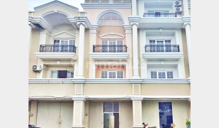 Premium Location 3-Story Shop House for Rent in Harapan Indah Bekasi City Center 011