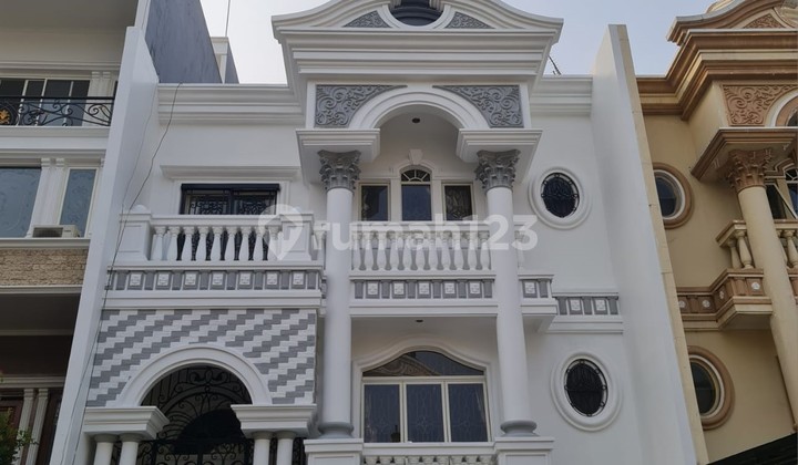 Disewa Rumah PIK Florence uk 8x20m2 Furnished at Jakarta Utara