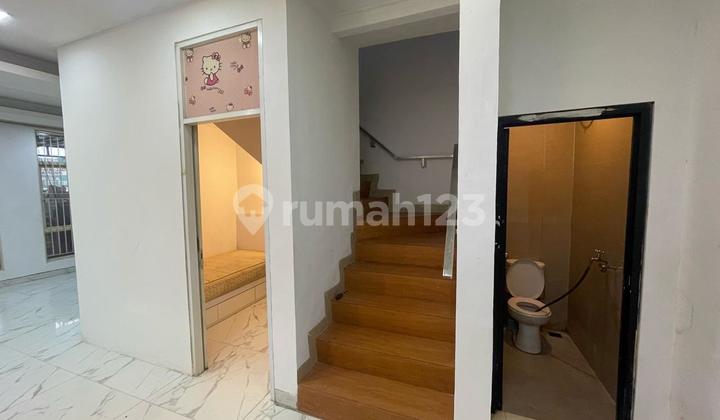 Dijual Rumah Cantik Semi Furnish di Taman Surya Cengkareng Jakarta Barat 2