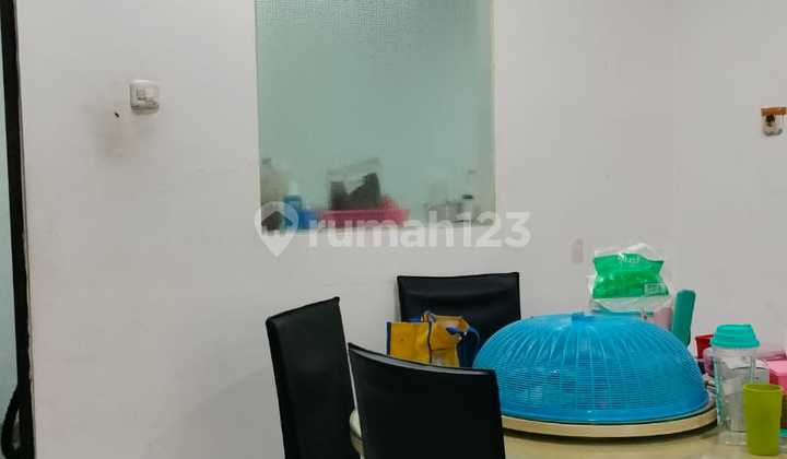 Semi-furnished house for quick sale, size 6x15, located in Casa Jardin housing complex, Daan Mogot, West Jakarta. 2