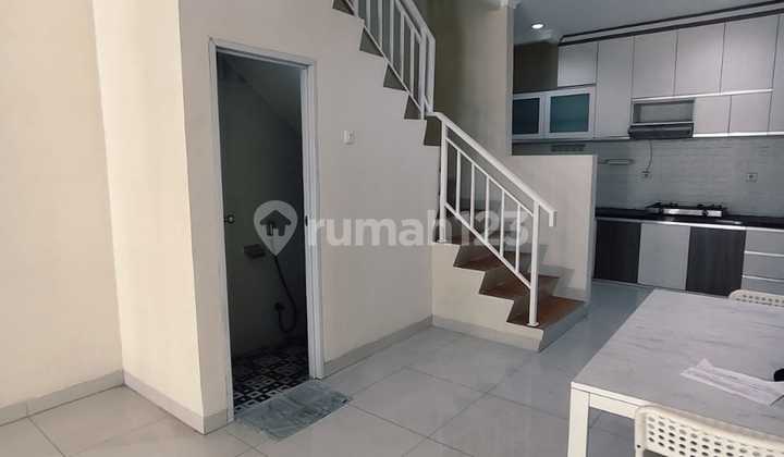 Dijual Cepat Rumah 2,5 Lantai Rapi Semi Furnish di Golden Palm Cengkareng Jakarta Barat
