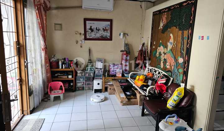 Dijual Cepat Rumah Rapi dan Terenovasi Uk 6X20 di Taman Palem Lestari Jakarta Barat