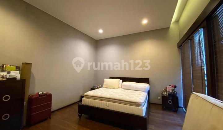 Rumah Mewah Nyaman Semi Furnished Komplek Singgasana 2