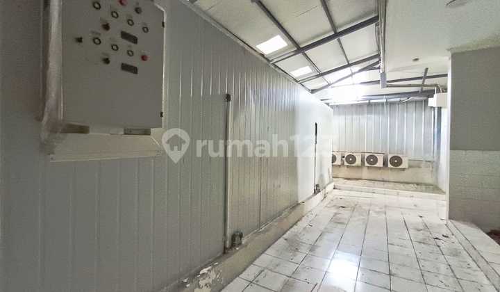 Corner Row House in Sunter Griya