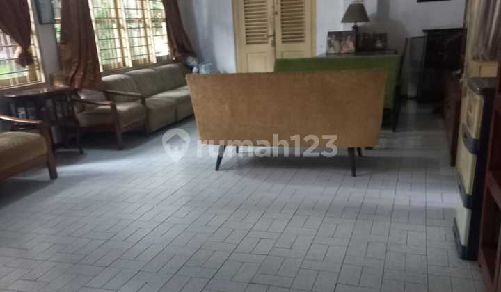 Rumah Tua Yang Harus Renovasi Total Di Area Bisnis Dekat Jalan Utama  2