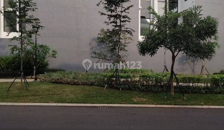 Jarang ada! Disewakan Rumah 3 Lantai Winona Alam Sutera hadap Taman, ada lift, AC 7 unit, lingkungan eksklusif, kondisi rumah baru 2