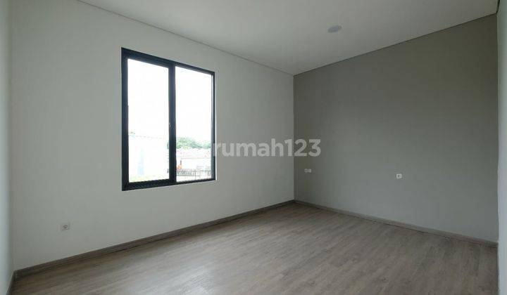 Rumah 3 Lantai Furnished SHM di Cluster Modernland, Tangerang 2