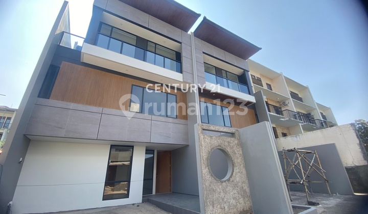 Rumah 2 Lantai Ada Private Pool di Setraduta