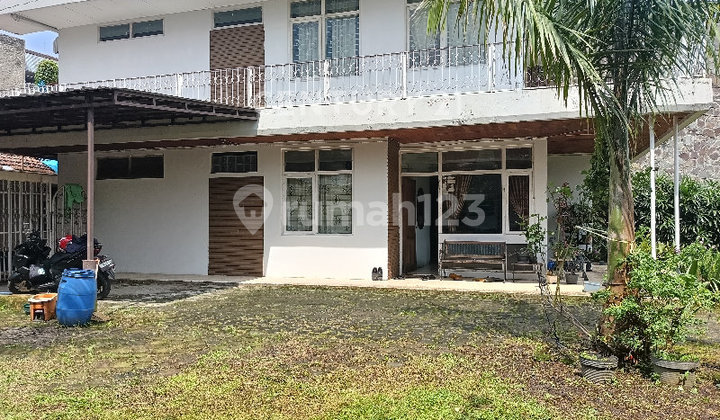 Rumah Di Cipedes Tengah Dengan Taman Luas Di Bandung Utara