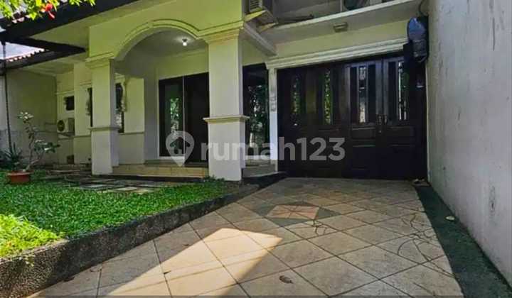 Well-Maintained Old House Ready to Live In Quiet Location in Pondok Indah