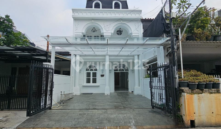 Listing Id: 7892 Luas Tanah : 149 M2 Luas Bangunan : 220 M2 Menghadap ke Arah : Timur Kamar Tidur : 4 Kamar Mandi : 3 Kamar Tidur Pembantu : 1 Kamar Mandi Pembantu : 1 Carport : 2 Sertifikat : SHM Harga Jual : Rp 7,950,000,000 Deskripsi Lengkap: Rumah M