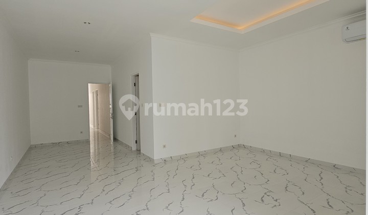 Listing Id: 7892 Luas Tanah : 149 M2 Luas Bangunan : 220 M2 Menghadap ke Arah : Timur Kamar Tidur : 4 Kamar Mandi : 3 Kamar Tidur Pembantu : 1 Kamar Mandi Pembantu : 1 Carport : 2 Sertifikat : SHM Harga Jual : Rp 7,950,000,000 Deskripsi Lengkap: Rumah M