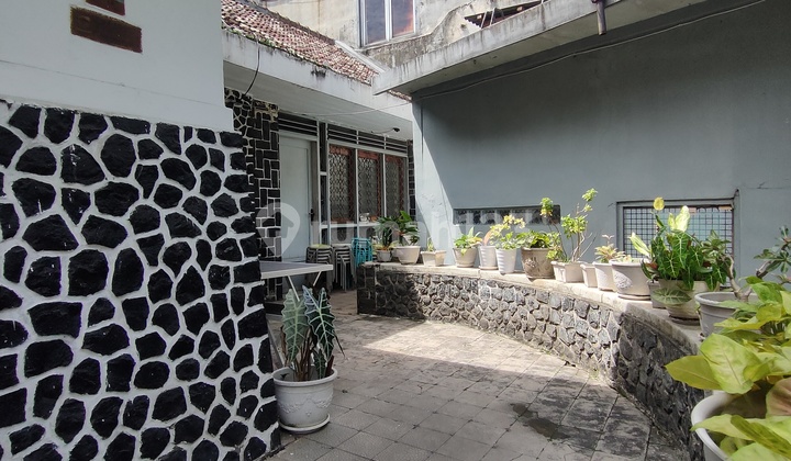 Rumah Belanda Di Sayap Dago Lalu Lintas Ramai Dilewati Angkot 2