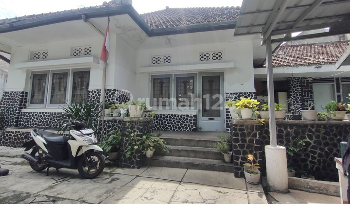 Rumah Belanda Di Sayap Dago Lalu Lintas Ramai Dilewati Angkot 1