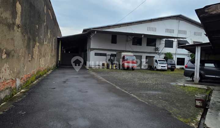 Warehouse with Spacious Office Space for Sale in Taman Kopo Indah Warehouse with Spacious Office Space for Sale in Taman Kopo Indah