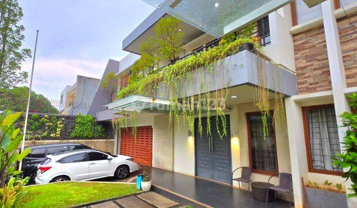 Rumah Cantik 2lt Siap Huni. Taman Depan Dan Parkir Luas 2