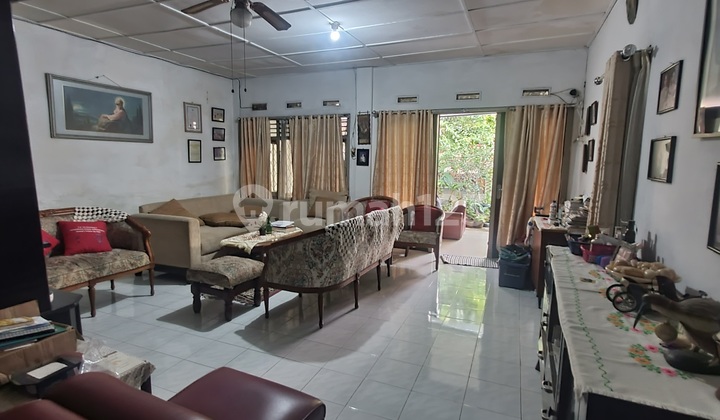 Rumah Lama Hitung Tanah di Kebayoran Baru. Lokasi Strategis dan Tidak Banjir