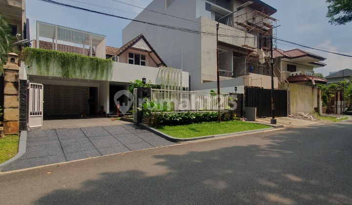 Artistic House in a Quiet and Comfortable Environment in Pondok Indah