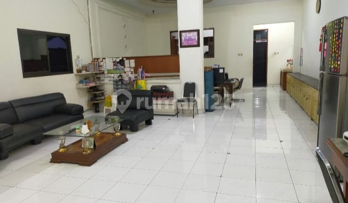 House Suitable For Business Strategic Location