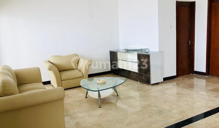 ruang keluarga jual sewa rumah 2 lantai