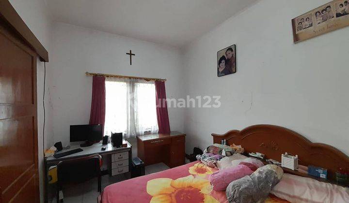 kamar tidur rumah 2 lantai lingkungan nyaman