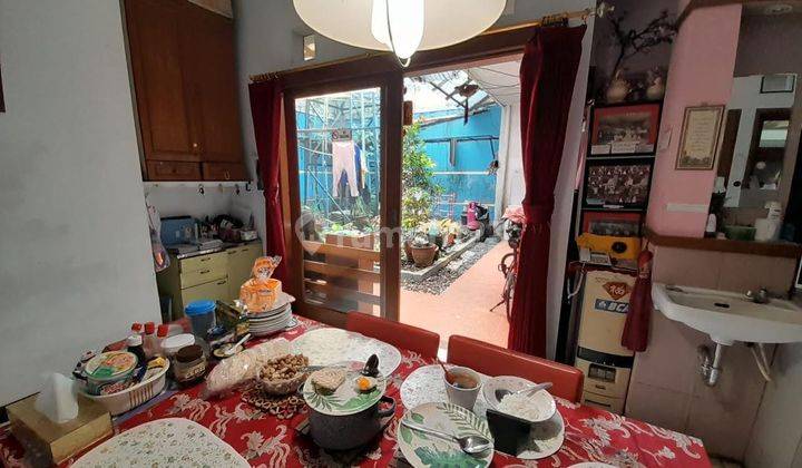 ruang makan rumah 2 lantai lingkungan nyaman