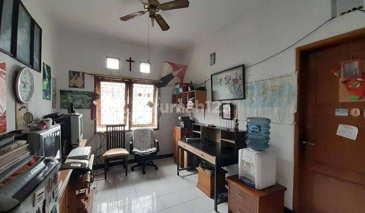 ruang keluarga rumah 2 lantai lingkungan nyaman