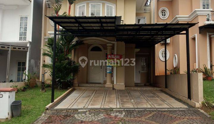 Rumah cantik bergaya klasik di cluster Legenda Wisata 1