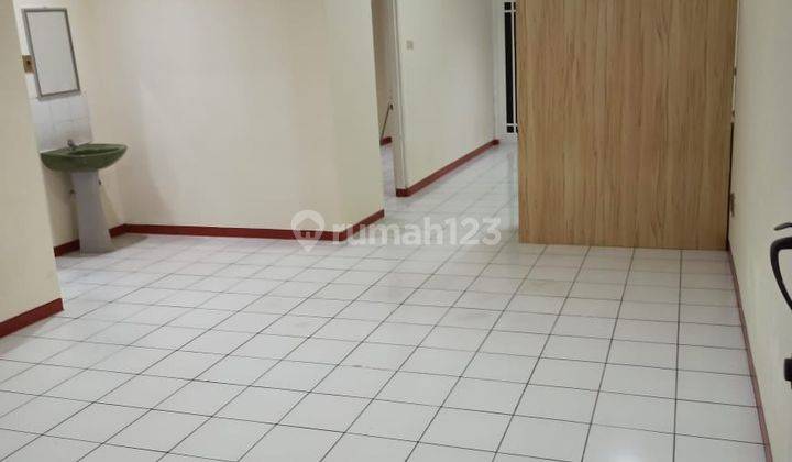 Dijual Rumah 1,5 Lantai Tomang HGB 165m² 5BR Semi Furnished  2