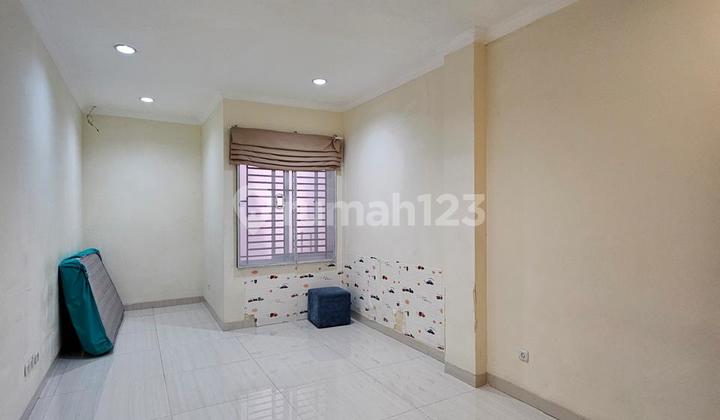 Disewakan Rumah di Cluster Akasia Pik 8X18m² 2 Lantai 3+1Br 2