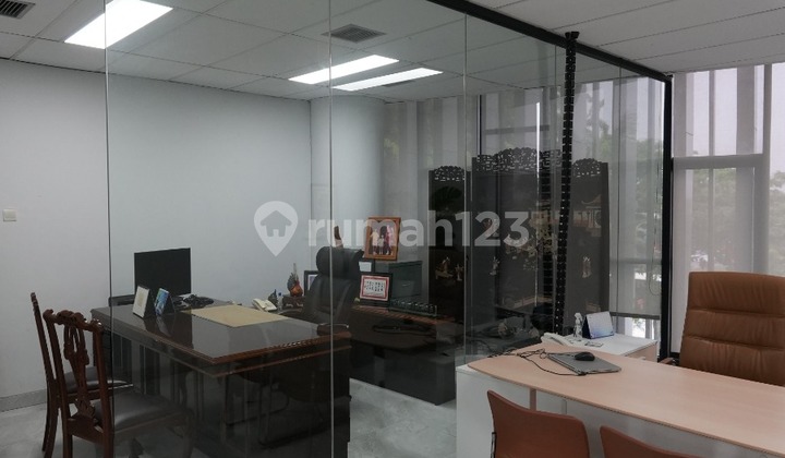 Dijual Gedung Kantor di Jalan Panjang SHM 780M² Semi Furnished