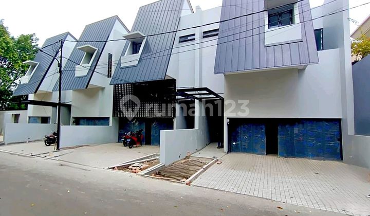Brand New House, Prime Area Senayan Brand New House, Prime Area Senayan